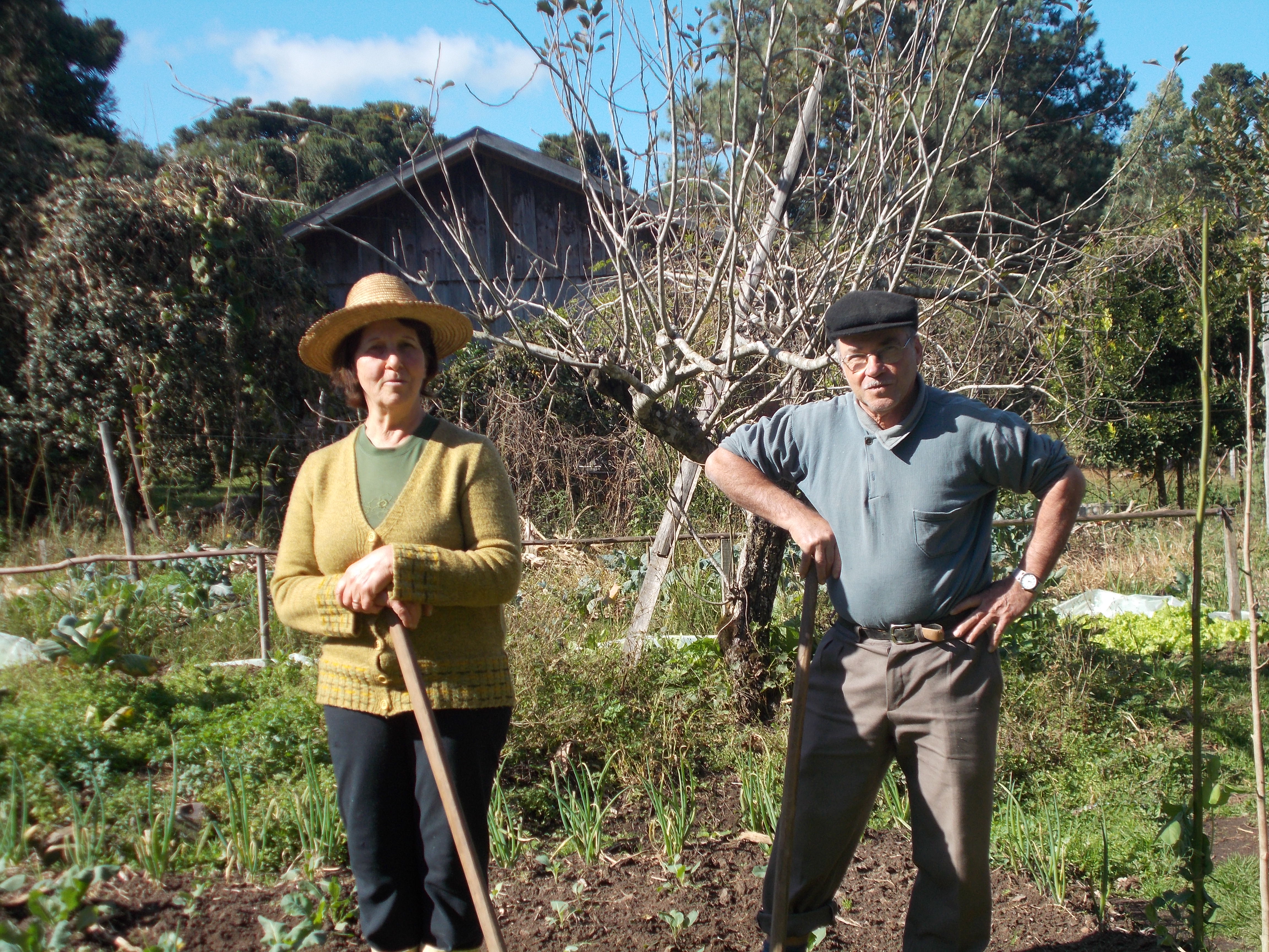 Pai e mãe de Alvir, agricultores ecologistas, no sítio.